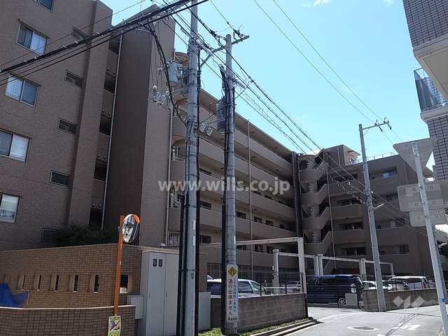 敷地北側の前面道路。周辺は静かな住宅地です。