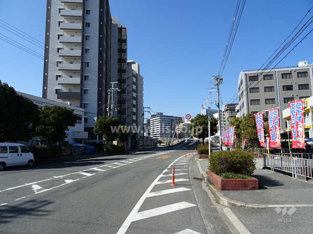 敷地北側の前面道路（東側から）