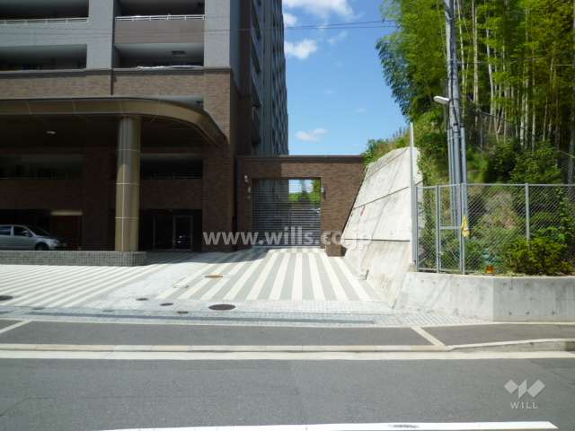 駐車場入口（リングシャッター付き）