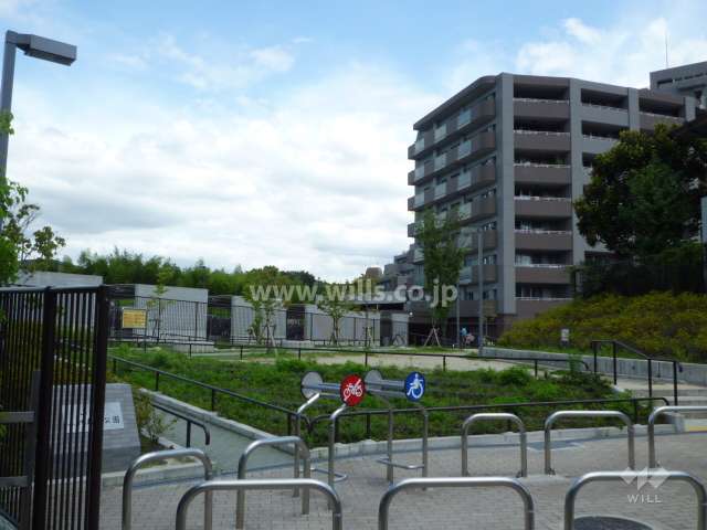 目の前に公園があります。