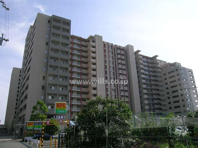 プラウド江坂の外観（北側から）
