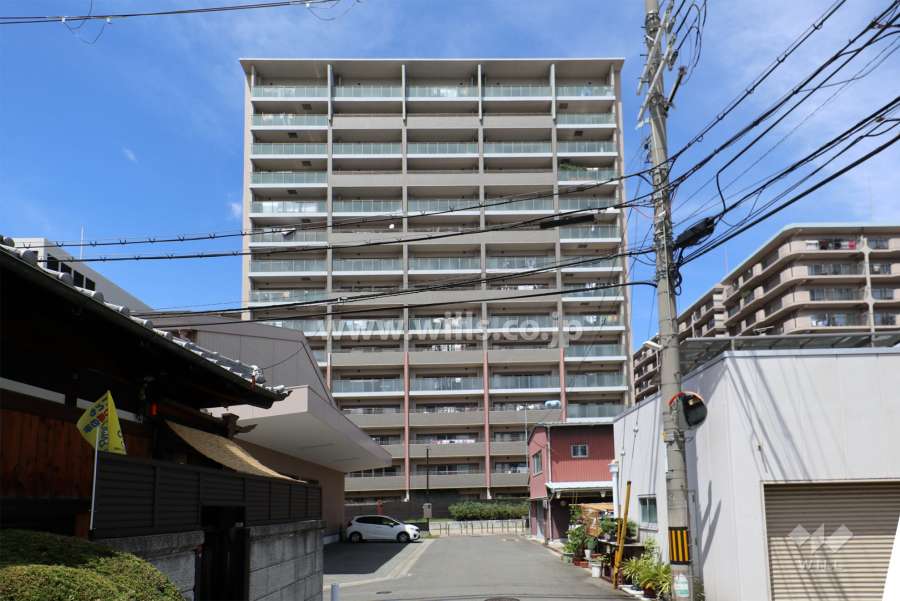 プラウド江坂の外観（南側から）