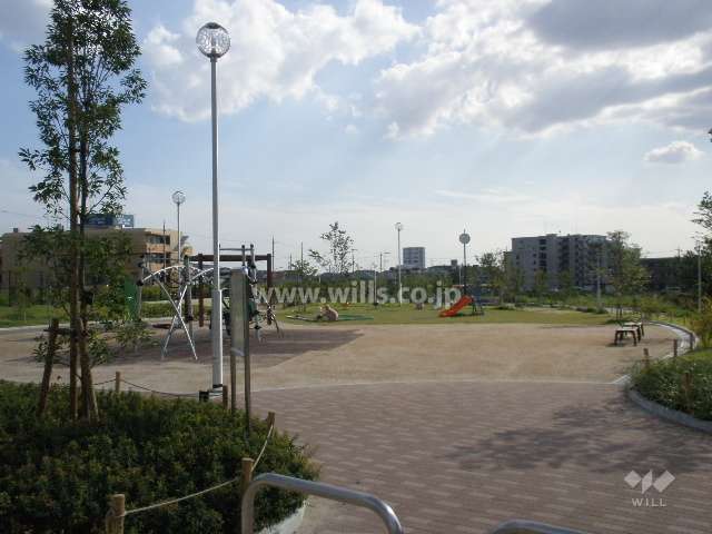 マンションの南西側に広々とした公園があります。