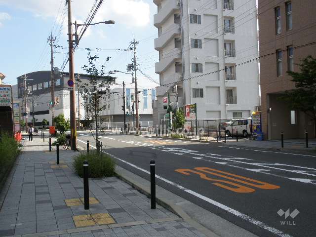 マンションの東側前面道路