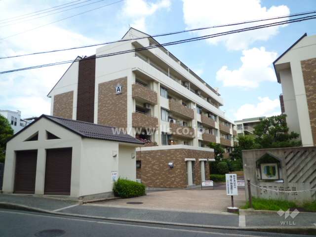 エステ南千里A棟の外観（南西側から）