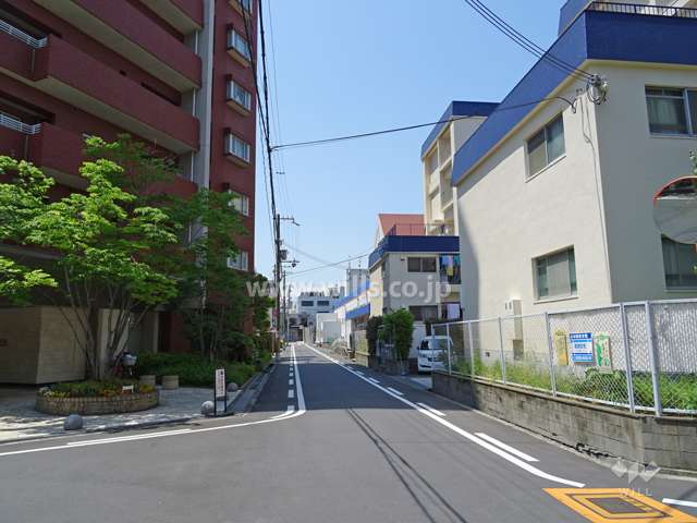 敷地北側の前面道路（東側から）