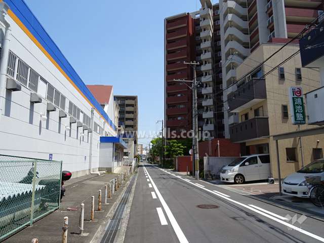 敷地北側の前面道路（西側から）