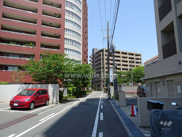 敷地東側の前面道路（南側から）