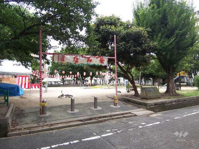 道を挟んで穂波公園があります。