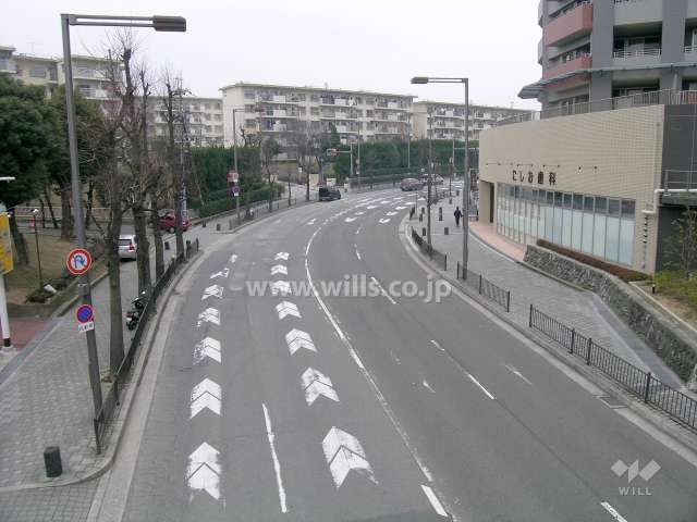 敷地の西側の道路。1階には店舗が入っています。