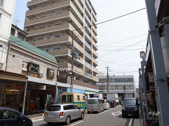 敷地南側の前面道路は、服部駅に続く、アーケードのある通りです。