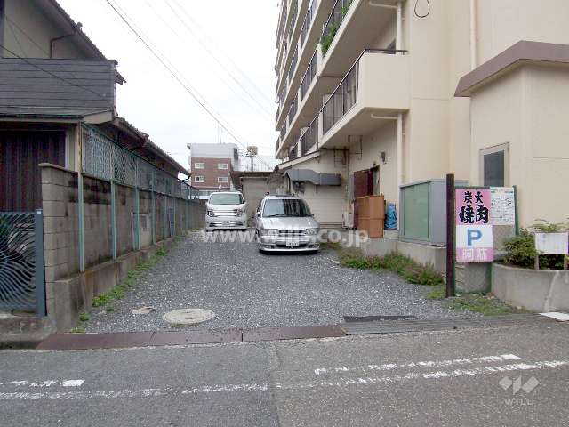店舗用の駐車場(居住者用駐車場はありません)