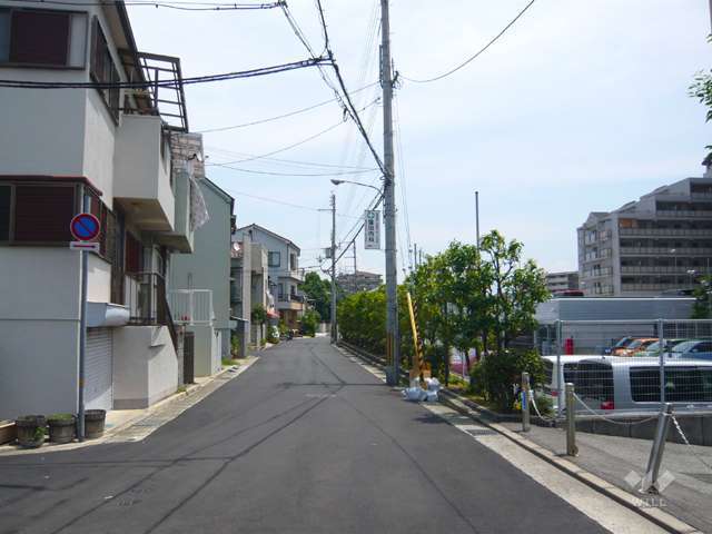 敷地北側の道路。周辺はマンションと一戸建てが混在する静かな住宅地です。