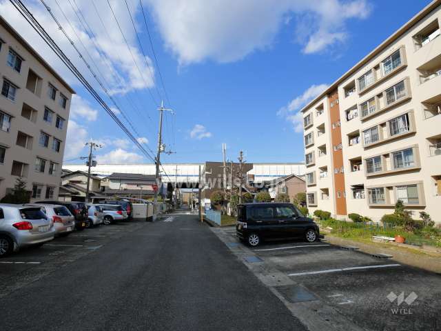 東園田団地1号棟と前面の棟との間には間隔があります。