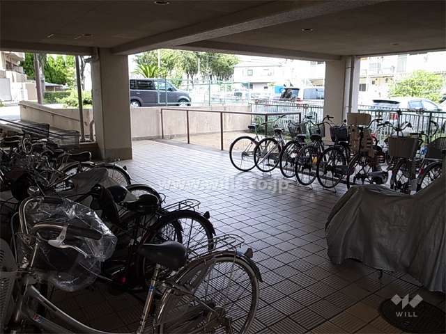 エントランスのピロティ部分は駐輪場になっています。