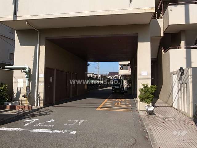 駐車場入り口（車寄せのスペースにもなります。）