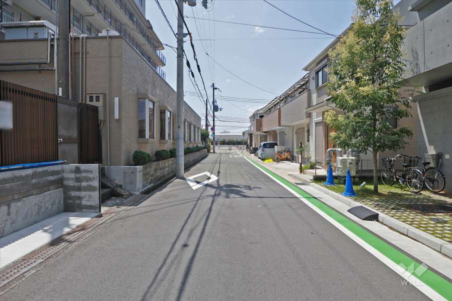 敷地北側の前面道路（東側から）