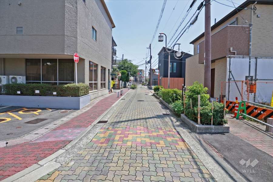 敷地西側の前面道路（北側から）