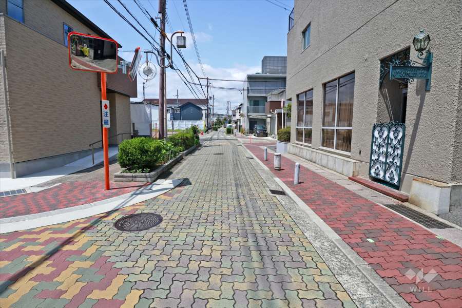 敷地西側の前面道路（南側から）