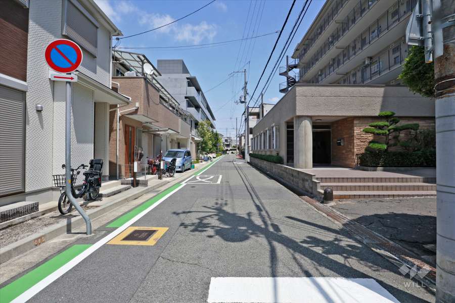 敷地北側の前面道路（西側から）