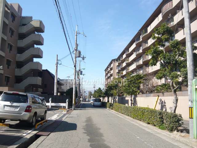 周辺はマンションが建ち並ぶ区画の整った住宅地です。