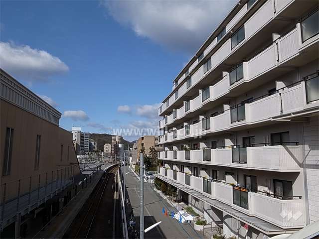 敷地の南側には通路を挟んで、JR宝塚駅があります。