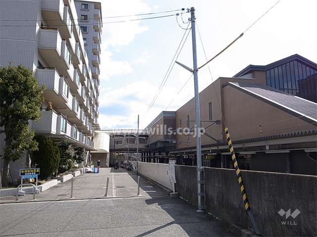 JR宝塚駅と陸橋で結ばれています。