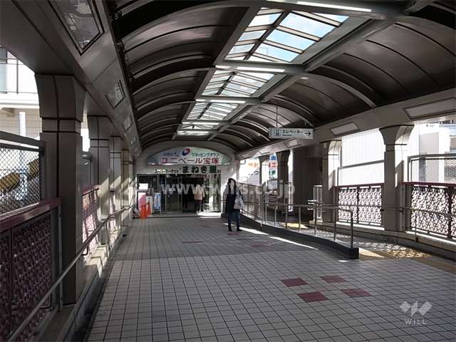 ユニベール宝塚とJR宝塚駅をつなぐ陸橋。陸橋は阪急宝塚駅まで続いています。