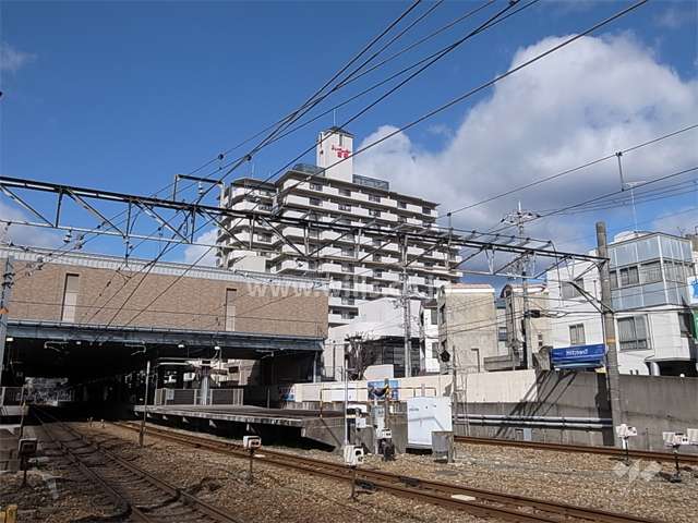 ユニベール宝塚の遠景。周辺は駅前の商業地ですが、落ち着いた雰囲気です。