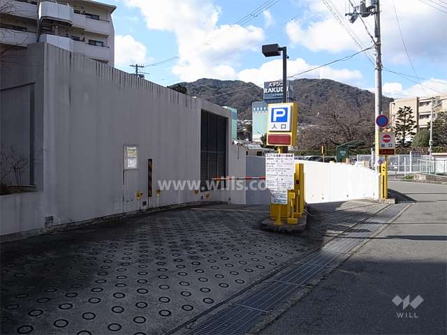 地階にある駐車場の入口