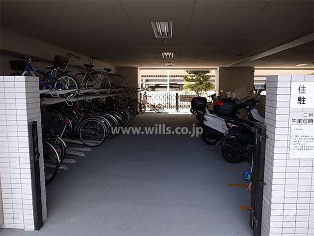 駐輪場とバイク置き場