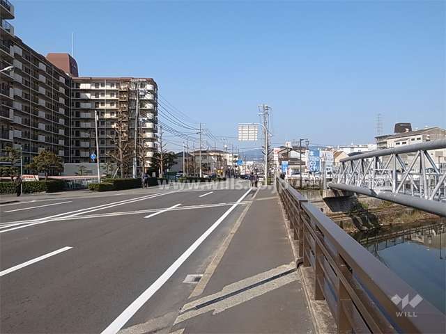 敷地北側は4車線の通り。すぐ北東側には庄下川が流れています。