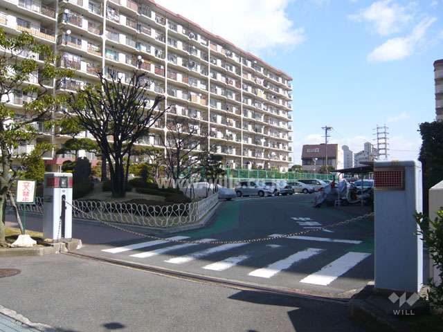 駐車場出入り口はロボットゲート付きです。