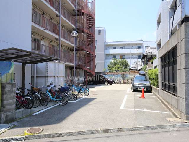 敷地内駐車場と駐輪場