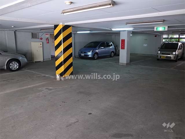 地階にある敷地内駐車場
