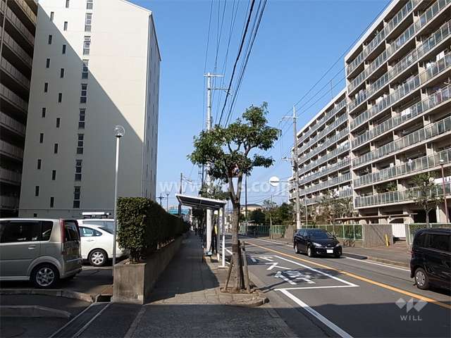 敷地の北側は二車線のバス通りで、目の前にバス停があります。