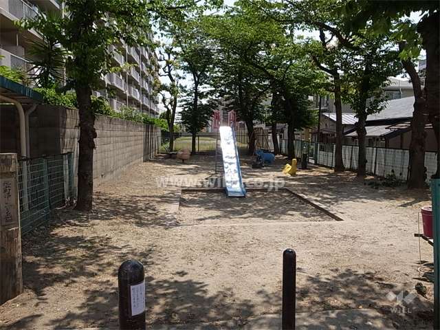 敷地南側に隣接して『尾浜町3丁目子ども広場』があります。