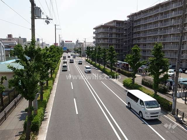 敷地北側は4車線のバス通りに面しています。
