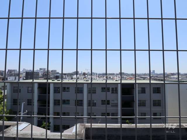 屋上にある共用の物干しスペースからの眺望（南方向）