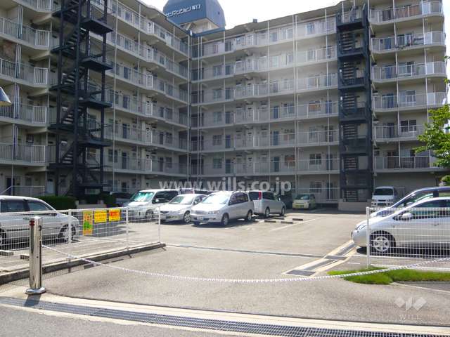 敷地内駐車場（屋外平面式　出入口にはロボットゲートが付いています。）