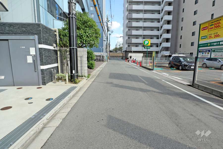 敷地南側の前面道路（西側から）