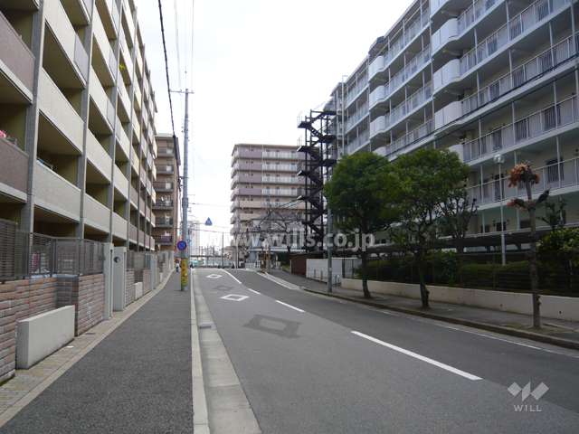 周辺は規模の大きなマンションが立ち並んでいます。