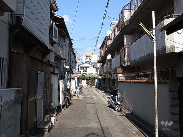 敷地西側の前面道路