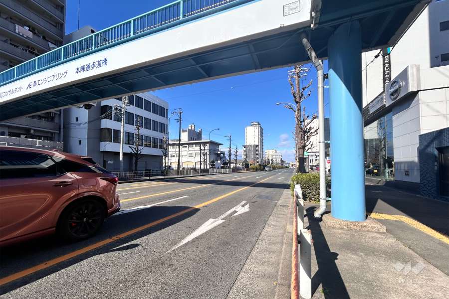 敷地西側の前面道路