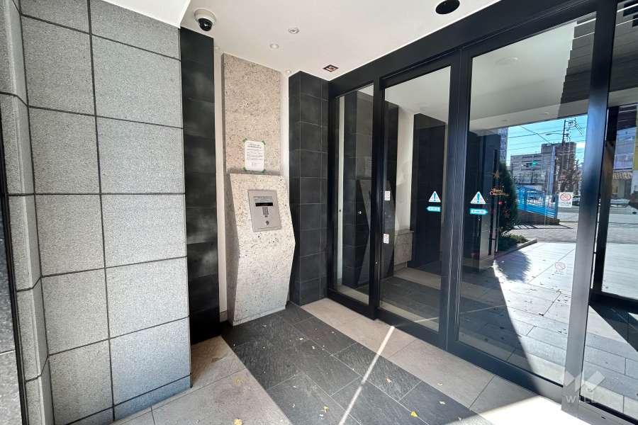 エントランスはオートロック付きです。