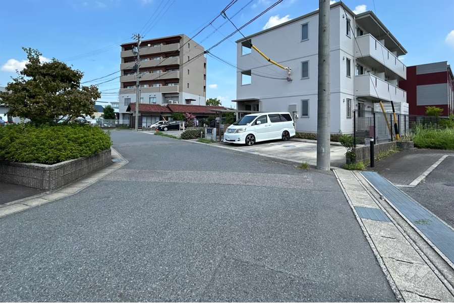 敷地北西側の前面道路（南西側から）