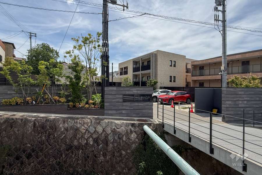 グランヴィ岡本マンションの外観（北西側から）