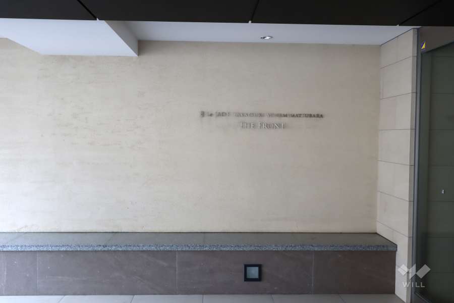 エントランスのマンションの銘板
