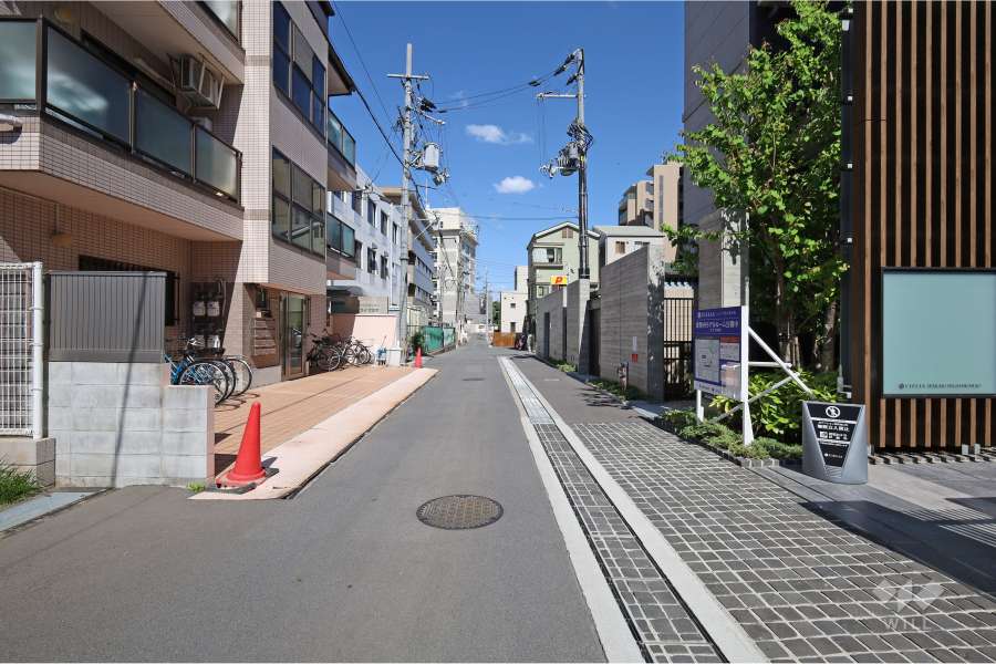 敷地北側の前面道路（東側から）