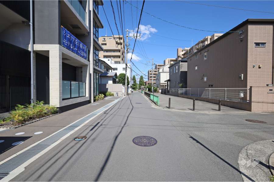 敷地南側の前面道路（西側から）